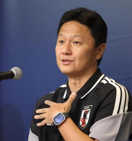経験で報道陣の質問に丁寧に答えるサッカーＵ-２１日本代表・大岩剛監督（撮影・西岡正）