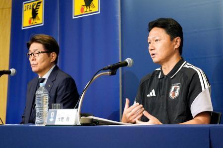 　記者会見するサッカーＵ-２１日本代表の大岩剛監督（右）＝３１日午後、東京都内