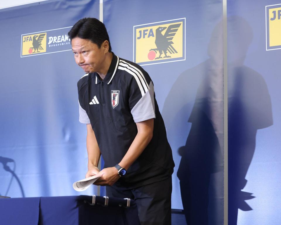 メンバー発表会見を終えて引き揚げるサッカーＵ-２１日本代表・大岩剛監督（撮影・西岡正）