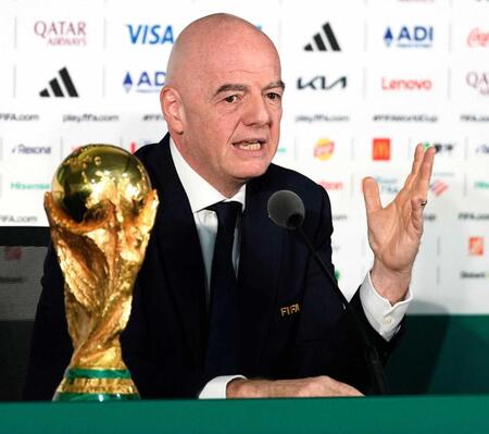 　サッカーＷ杯北中米３カ国大会の開幕を前に、記者会見するＦＩＦＡのインファンティノ会長＝１０日、メキシコ市（共同）