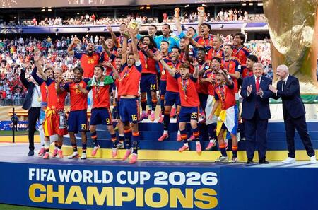 　サッカーＷ杯北中米３カ国大会決勝で、アルゼンチンを延長の末に破り４大会ぶり２度目の優勝を果たしたスペイン。中央はトロフィーを掲げるロドリ＝１９日、ニューヨーク（共同