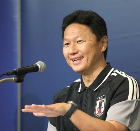 　笑みを浮かべながら質問に答えるＵ－２１代表・大岩監督（撮影・西岡正）