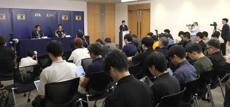 　多くの報道陣の前で会見する山本昌邦技術委員長（左）とＵ－２１代表・大岩剛監督（撮影・西岡正）