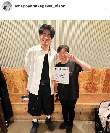 上田綺世が来店。７月１１日付の「海女小屋なか川」の公式インスタグラム＠ａｍａｇｏｙａｎａｋａｇａｗａ＿ｖｉｓｏｎより 
