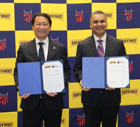 契約締結書を持つＦＣ東京・白井英介社長（左）とパティーズフードグループ・アナンド・スルジパル氏（撮影・西岡正）