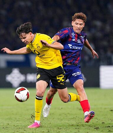 ＦＣ東京－ドルトムント　前半、競り合うＦＣ東京・佐藤（右）