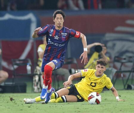 前半、競り合うＦＣ東京・室屋成（撮影・西岡正）