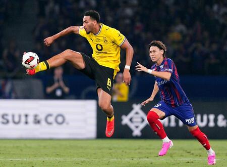 ＦＣ東京－ドルトムント　前半、トラップするドルトムントのヌメチャ。右はＦＣ東京・橋本拳人