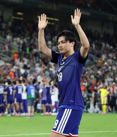 ６月２１日、チュニジア戦後、サポーターに手を振る上田綺世＝モンテレイ