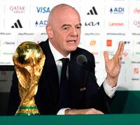 　サッカーＷ杯北中米３カ国大会の開幕を前に、記者会見するＦＩＦＡのインファンティノ会長＝１０日、メキシコ市（共同）