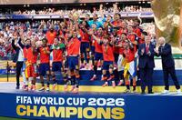 　サッカーＷ杯北中米３カ国大会決勝で、アルゼンチンを延長の末に破り４大会ぶり２度目の優勝を果たしたスペイン。中央はトロフィーを掲げるロドリ＝１９日、ニューヨーク（共同