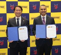 契約締結書を持つＦＣ東京・白井英介社長（左）とパティーズフードグループ・アナンド・スルジパル氏（撮影・西岡正）
