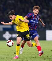 ＦＣ東京－ドルトムント　前半、競り合うＦＣ東京・佐藤（右）