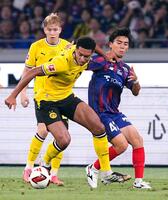 ＦＣ東京－ドルトムント　前半、競り合うドルトムントのベリンガム（手前左）とＦＣ東京・橋本健人