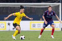 ＦＣ東京－ドルトムント　後半、攻め込むドルトムントの山本（左）