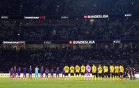 試合開始前、熊本地震の犠牲者を悼み黙とうするＦＣ東京（左）とドルトムントの選手たち