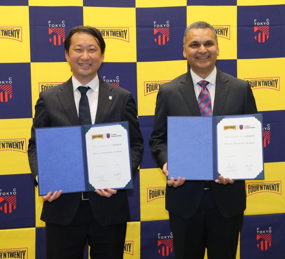 契約締結書を持つＦＣ東京・白井英介社長（左）とパティーズフードグループ・アナンド・スルジパル氏（撮影・西岡正）