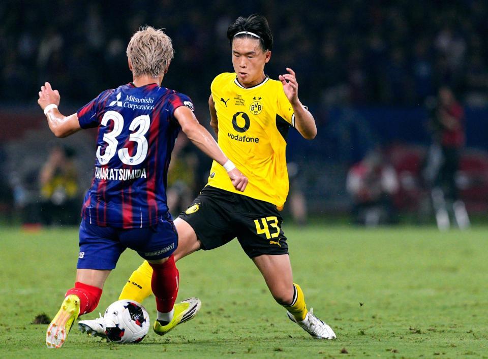 ＦＣ東京－ドルトムント　後半、攻め込むドルトムントの山本（右）