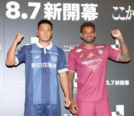 　ポーズを決める福岡・上島（左）と神戸のアンデルソンロペス（撮影・佐々木彰尚）