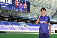 本拠地・エディオンピースウイング広島で入団会見に臨んだ川村(撮影・畠山賢大）