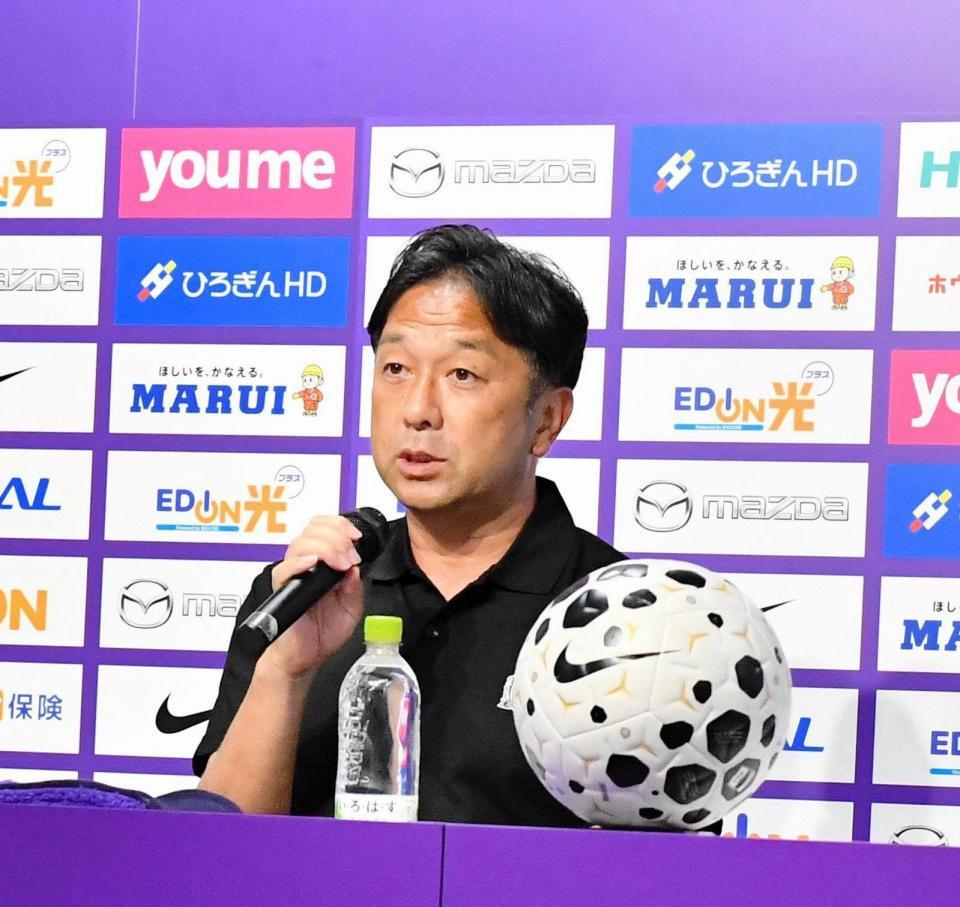 ＧＫ・大迫のチーム再合流に関する説明を行った広島・栗原強化本部長(撮影・畠山賢大）