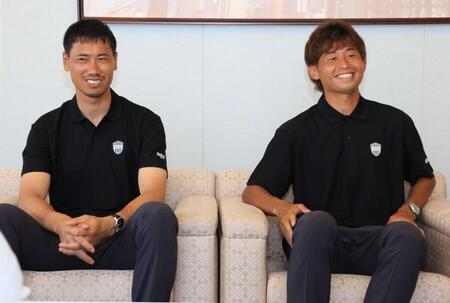 　シーズンへの意気込みを語る前川（左）と郷家