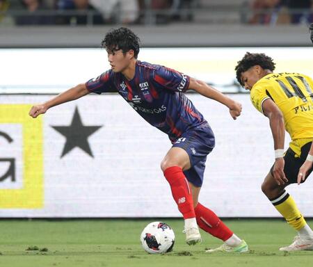 　後半、競り合うＦＣ東京・永野修都＝ＭＵＦＧスタジアム（撮影・西岡正）