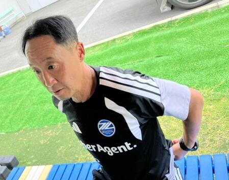 開幕戦に向けて取材に応じた黒田監督