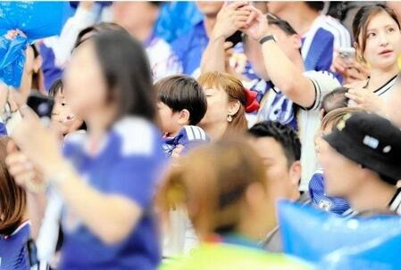 Ｗ杯決勝Ｔのブラジル戦スタンドで、明松美玖（右上）＝６月２９日、ヒューストン