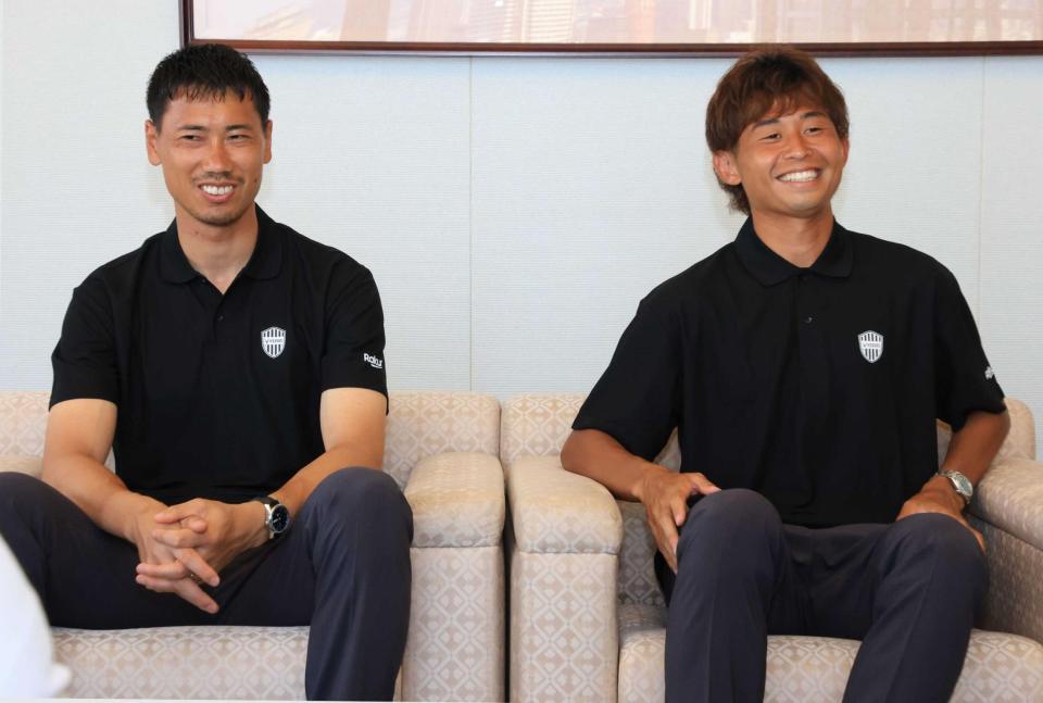 　シーズンへの意気込みを語る前川（左）と郷家