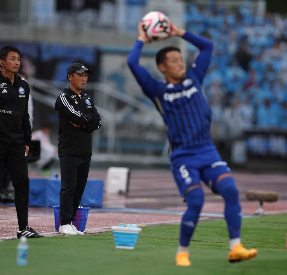ロングスローを見守る町田・黒田剛監督＝２０２４年１０月