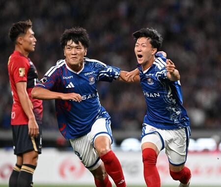 前半、先制のゴールを決めて喜ぶ横浜Ｍ・三井寺眞。左は谷村（撮影・堀内翔）