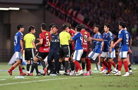 前半、白熱した試合展開となり両チームをなだめる鹿島・鬼木達監督（撮影・堀内翔）