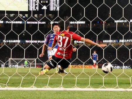 前半、先制ゴールを決める横浜Ｍ・三井寺