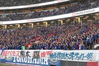 試合前に盛り上がる横浜Ｍサポーター（撮影・堀内翔）