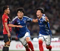 前半、先制のゴールを決めて喜ぶ横浜Ｍ・三井寺眞。左は谷村（撮影・堀内翔）
