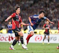 前半、勝ち越しのゴールを決める横浜Ｍ・谷村。左は鹿島・小川諒也（撮影・堀内翔）
