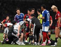 後半、横浜Ｍがピッチに倒れ込み主審と話す鹿島・柴崎（中央）＝撮影・堀内翔