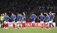 逆転負けを喫して肩を落とす横浜Ｍイレブン（撮影・堀内翔）