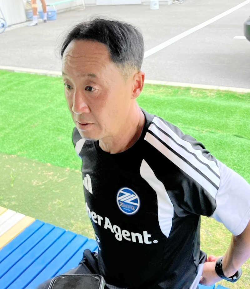 　開幕戦に向けて取材に応じた町田・黒田監督