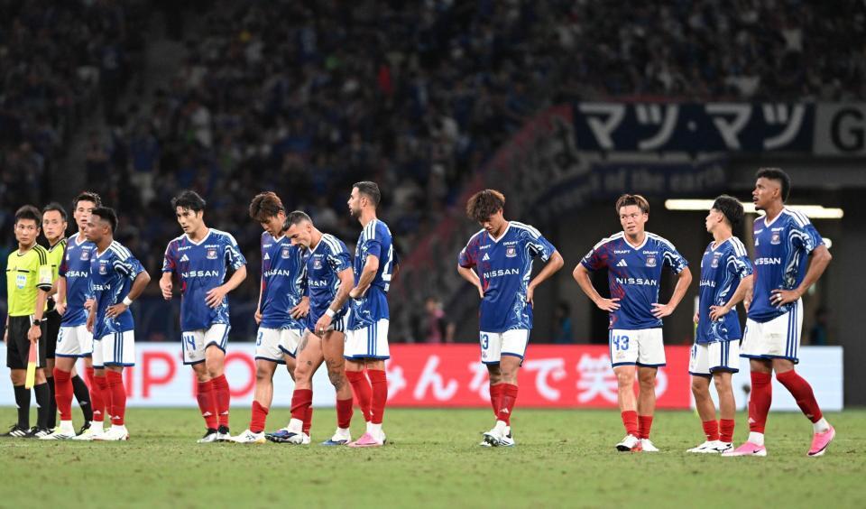 逆転負けを喫して肩を落とす横浜Ｍイレブン（撮影・堀内翔）