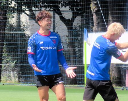 練習中、笑顔を浮かべるＦＣ東京の森重