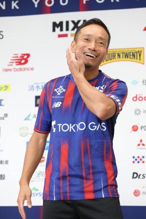 ＦＣ東京と再契約し、笑顔を見せる長友佑都（撮影・吉澤敬太）