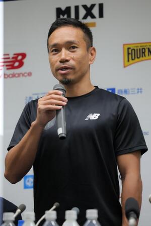 ＦＣ東京との契約を発表する長友佑都（撮影・吉澤敬太）