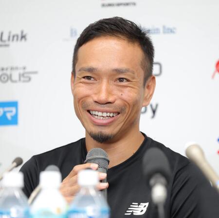 笑顔で会見する長友佑都（撮影・吉澤敬太）