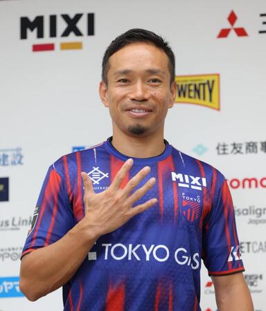 ＦＣ東京と再契約し、“Ｗ杯５回出場のレジェンドポーズ”を見せる長友佑都（撮影・吉澤敬太）