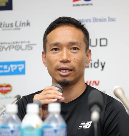 ＦＣ東京との契約を発表する長友佑都（撮影・吉澤敬太）