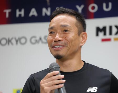 笑顔で会見する長友佑都（撮影・吉澤敬太）