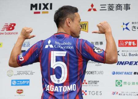 ＦＣ東京と再契約し、背番号５のユニホーム姿を披露する長友佑都（撮影・吉澤敬太）
