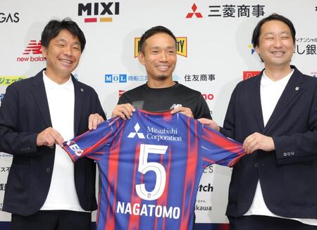 ＦＣ東京と再契約し、小原光城ＧＭ（左）、白井英介社長（右）と笑顔を見せる長友佑都（撮影・吉澤敬太）